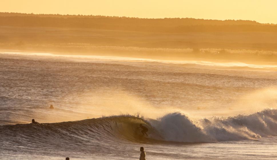 Beneficios de hacer surf en primavera y otoño