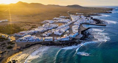 Si viajas a Canarias, no puedes dejar de visitar el encanto Famara y sus olas